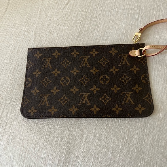 New authentic LV pochette - Picture 10 of 11